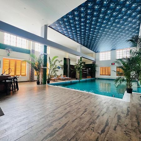Golden Retreat Hotel Baharampur Buitenkant foto