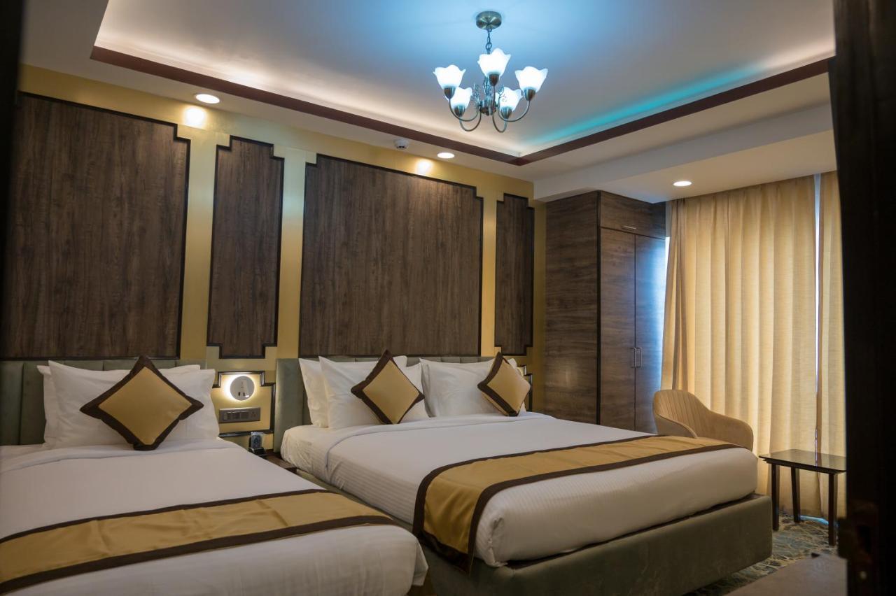 Golden Retreat Hotel Baharampur Buitenkant foto