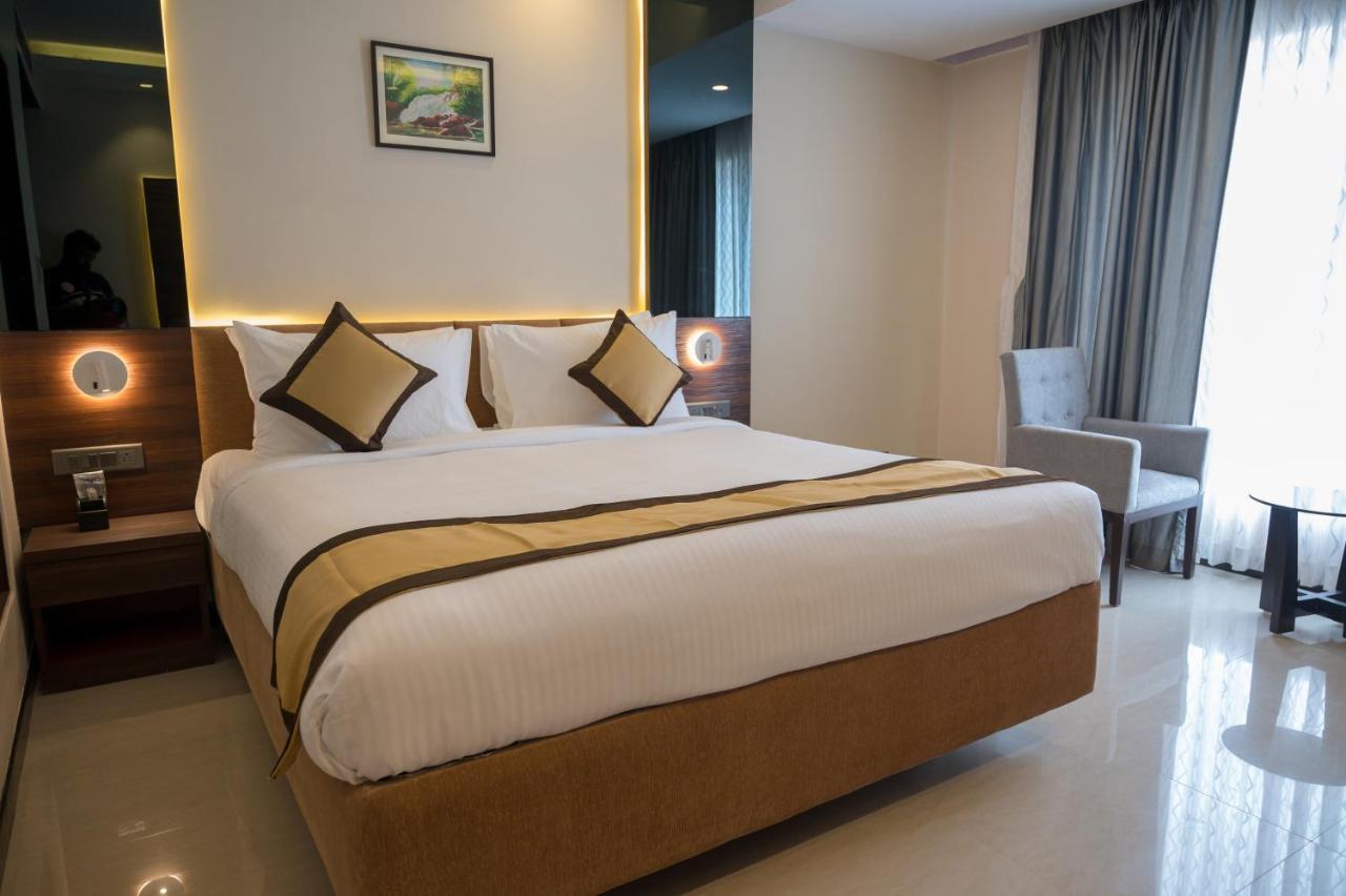 Golden Retreat Hotel Baharampur Buitenkant foto