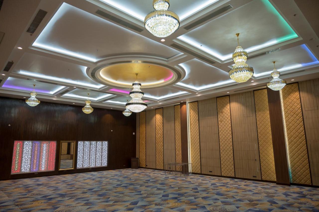 Golden Retreat Hotel Baharampur Buitenkant foto