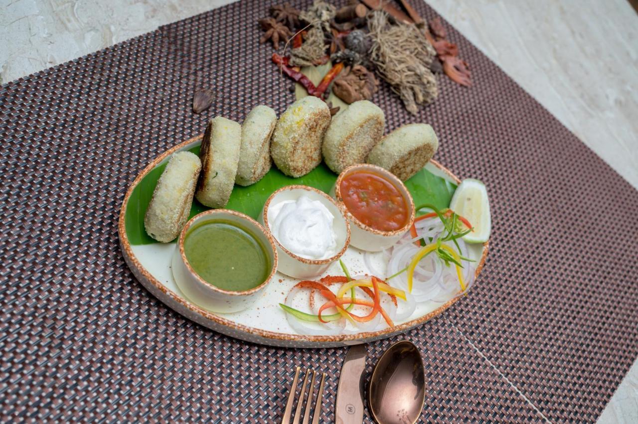 Golden Retreat Hotel Baharampur Buitenkant foto