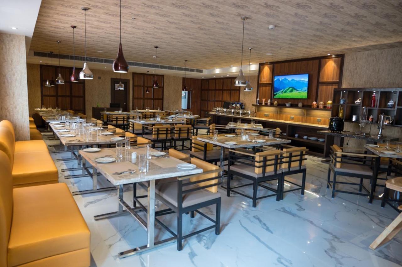Golden Retreat Hotel Baharampur Buitenkant foto