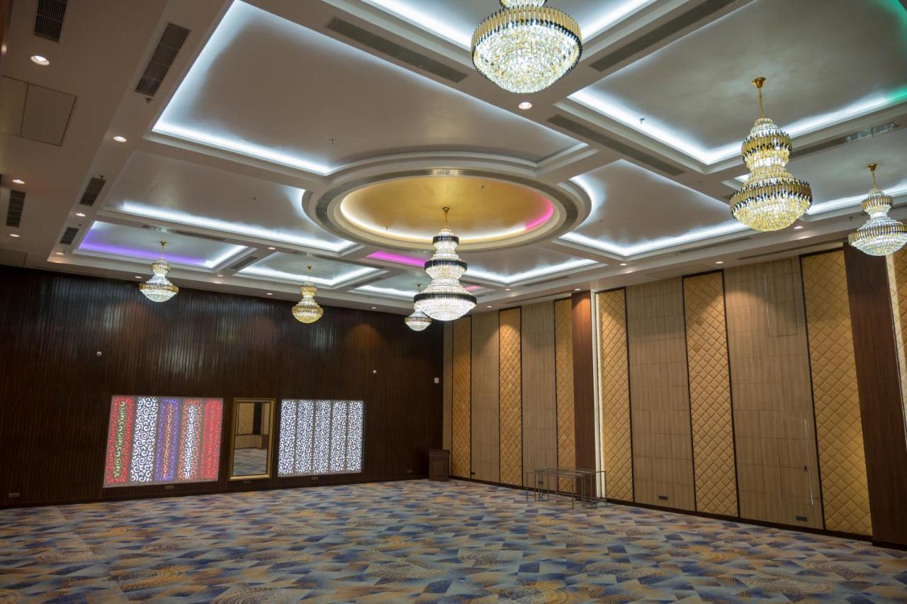Golden Retreat Hotel Baharampur Buitenkant foto