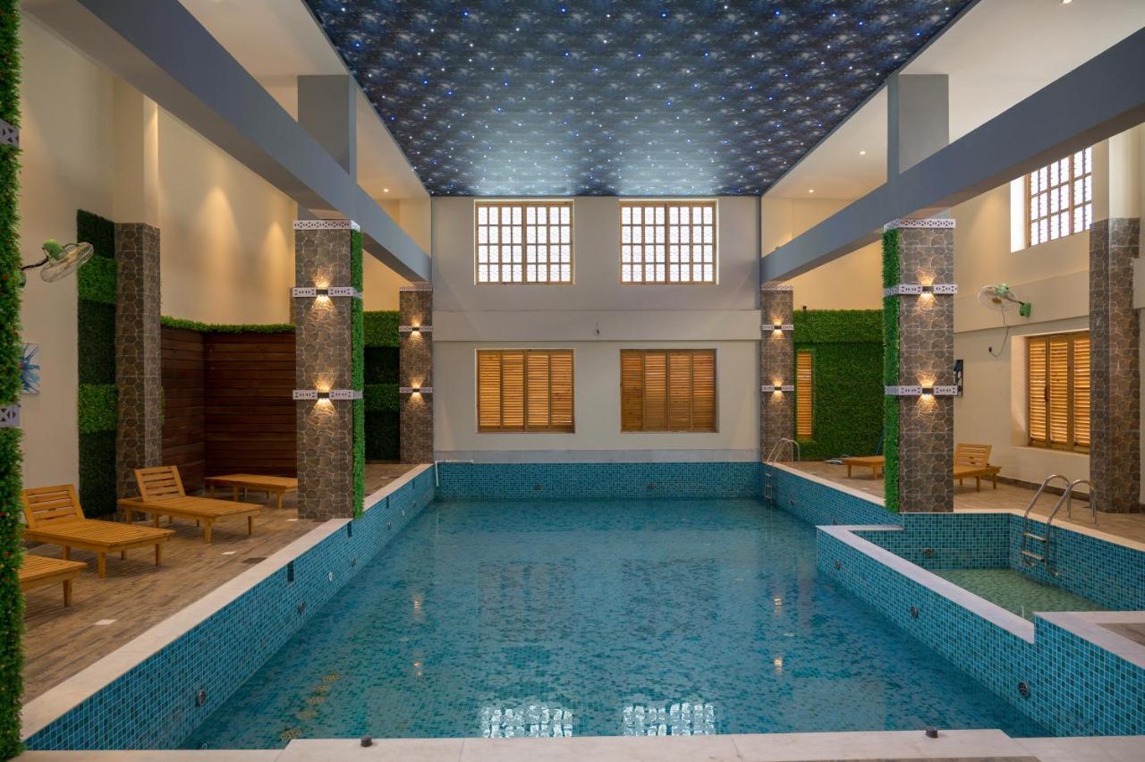 Golden Retreat Hotel Baharampur Buitenkant foto