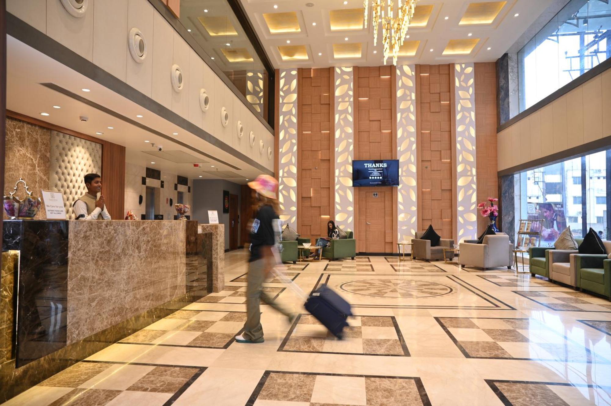 Golden Retreat Hotel Baharampur Buitenkant foto