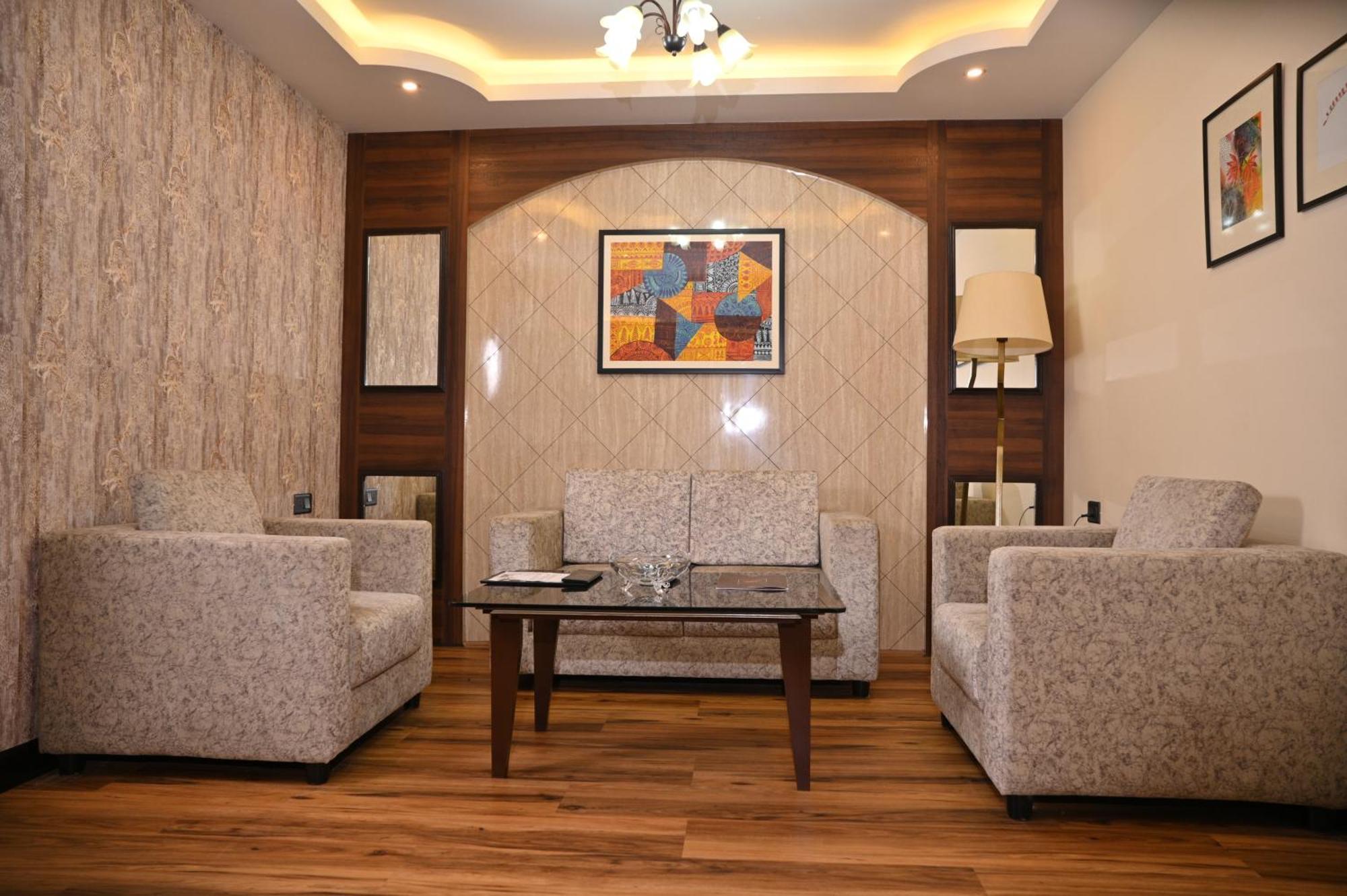 Golden Retreat Hotel Baharampur Buitenkant foto
