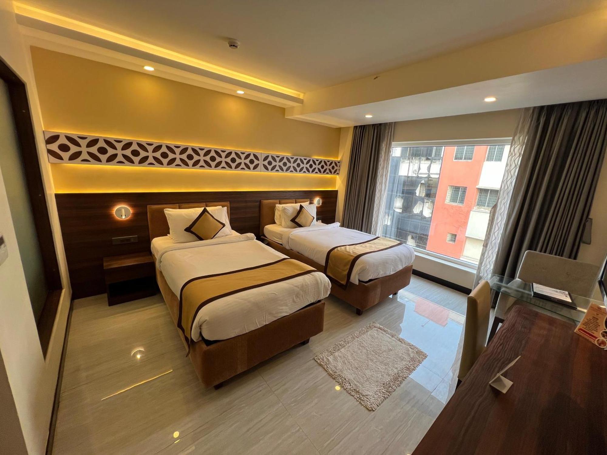 Golden Retreat Hotel Baharampur Buitenkant foto
