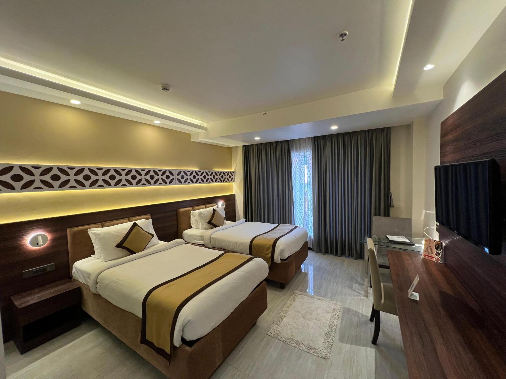Golden Retreat Hotel Baharampur Buitenkant foto